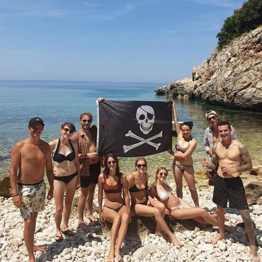 نزل أولتْسيفي Pirate Backpackers المظهر الخارجي الصورة